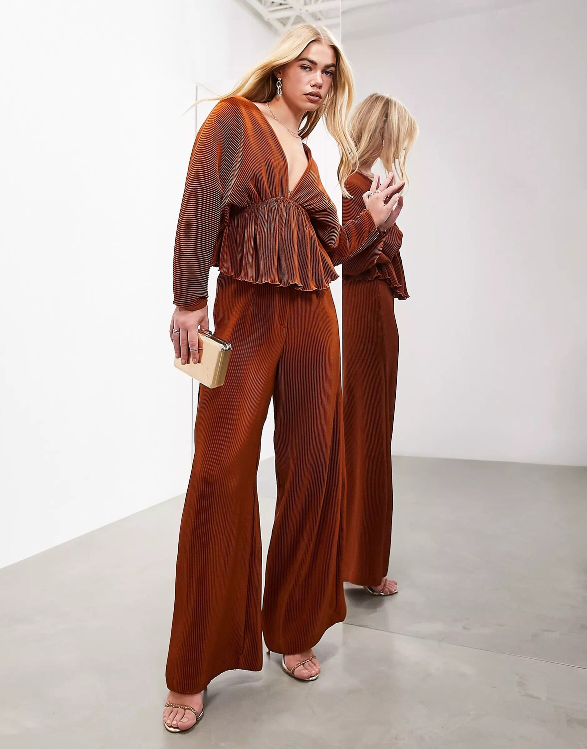 

Брюки Asos Edition Wide Leg Plisse Pleat Front, темно-оранжевый