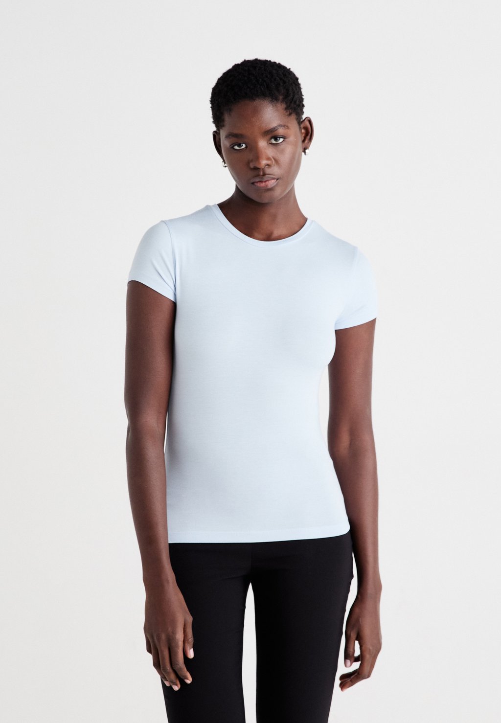 

Базовая футболка SOFT TOUCH Gina Tricot, синий