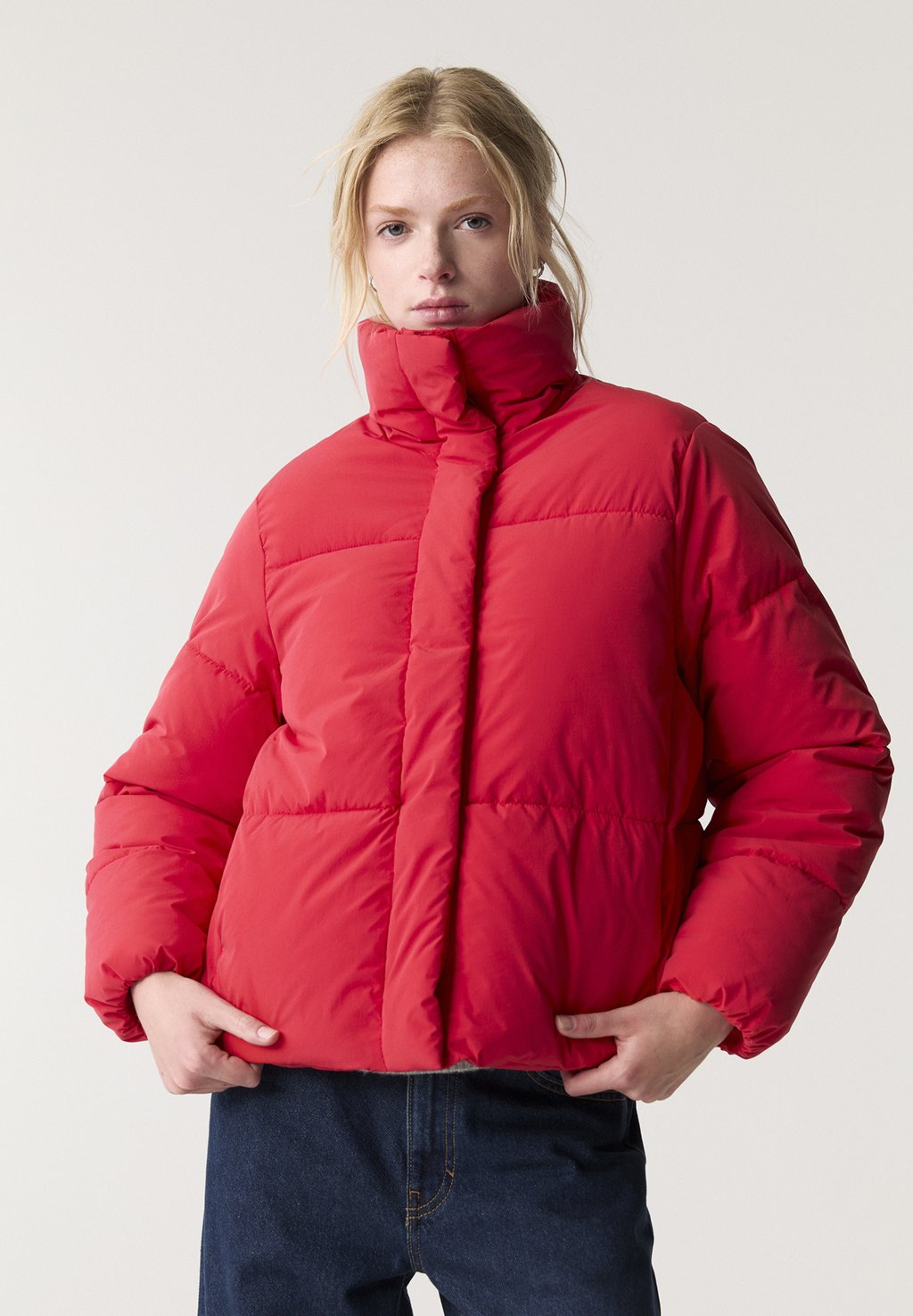 

Зимняя куртка HIGH COLLAR PUFFER PULL&BEAR, красный