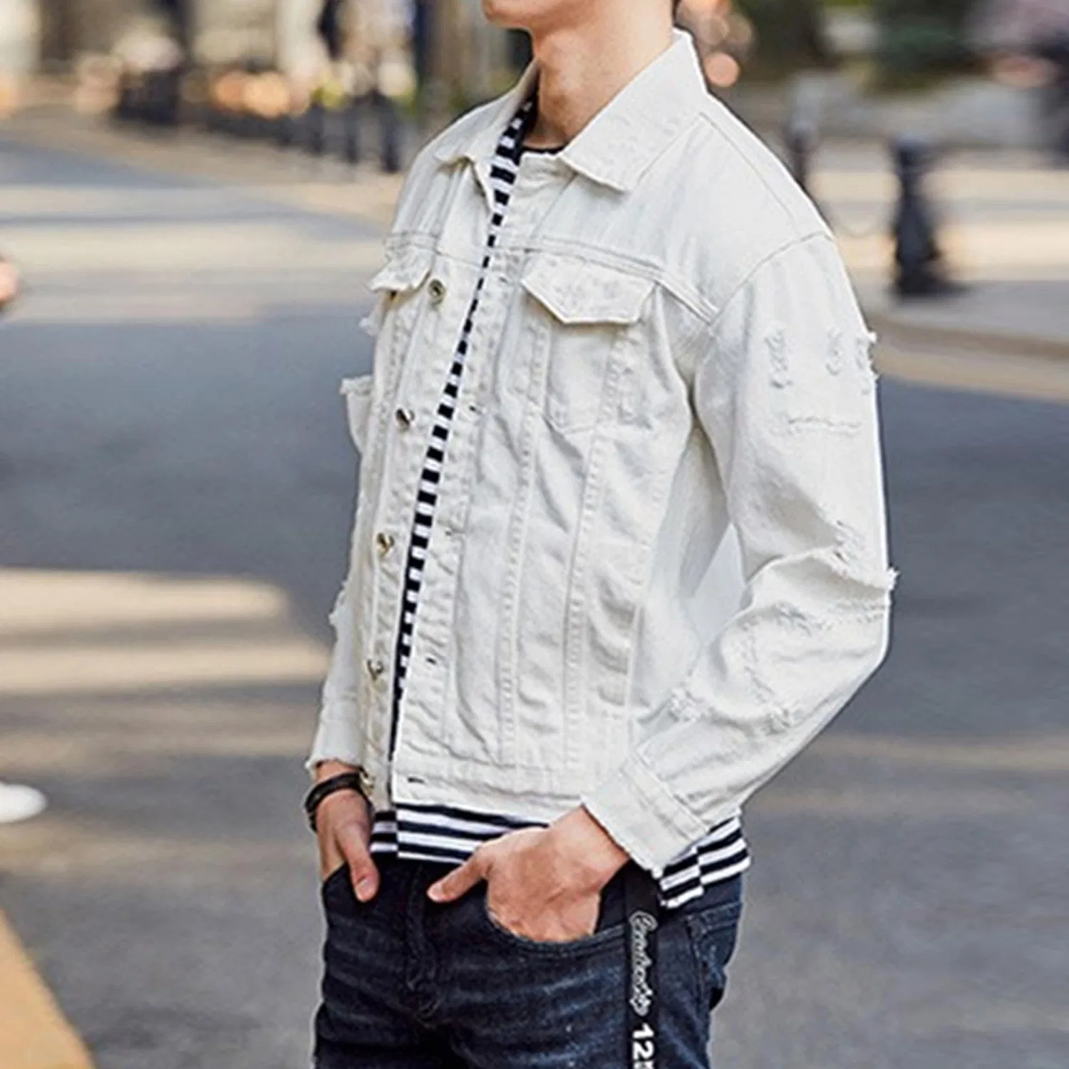 Мужская джинсовая куртка с рваным эффектом, модель Ripped Distressed Jeans Trucker Coat, Bianco — фото 2