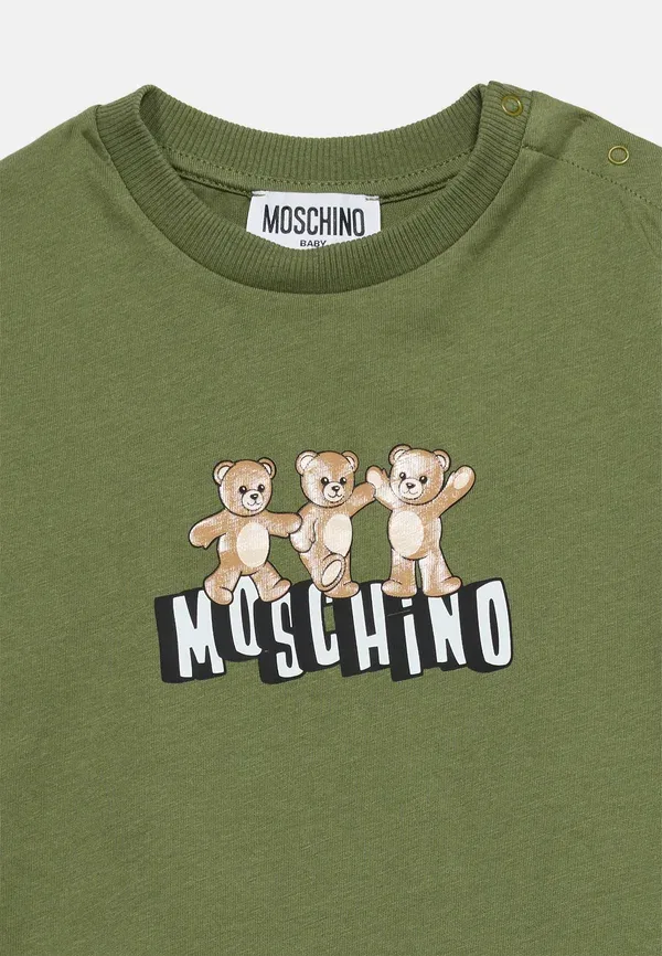 Комплект для девочки из куртки и шорт Moschino, зеленый — фото 4