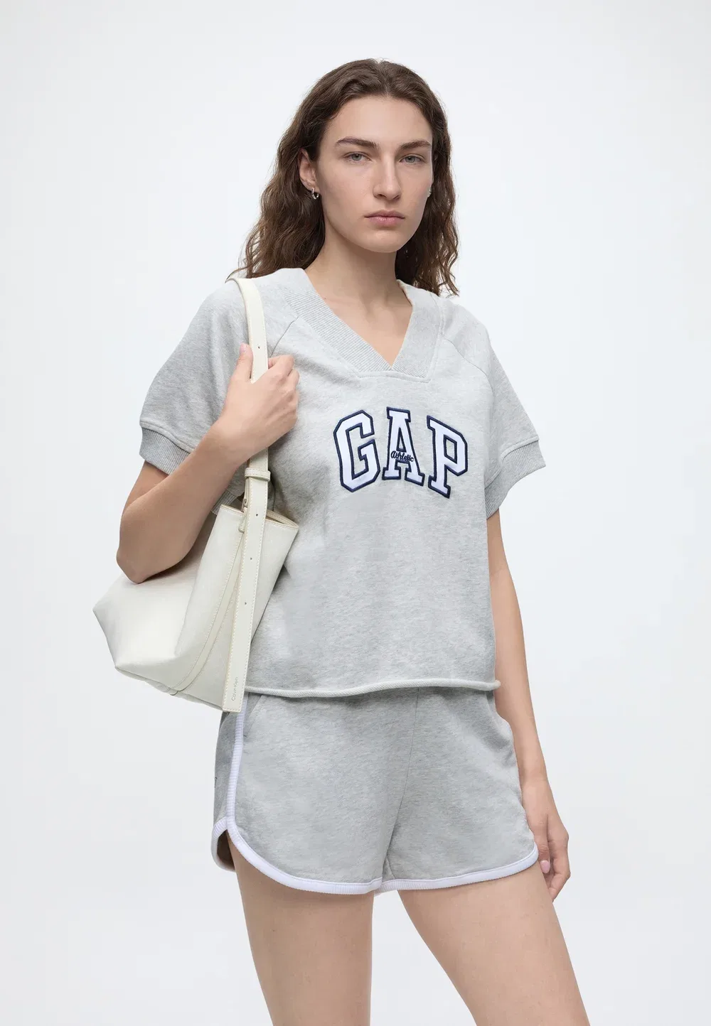 Футболка с V-образным вырезом и логотипом - базовая модель Gap, Bc03 — фото 4