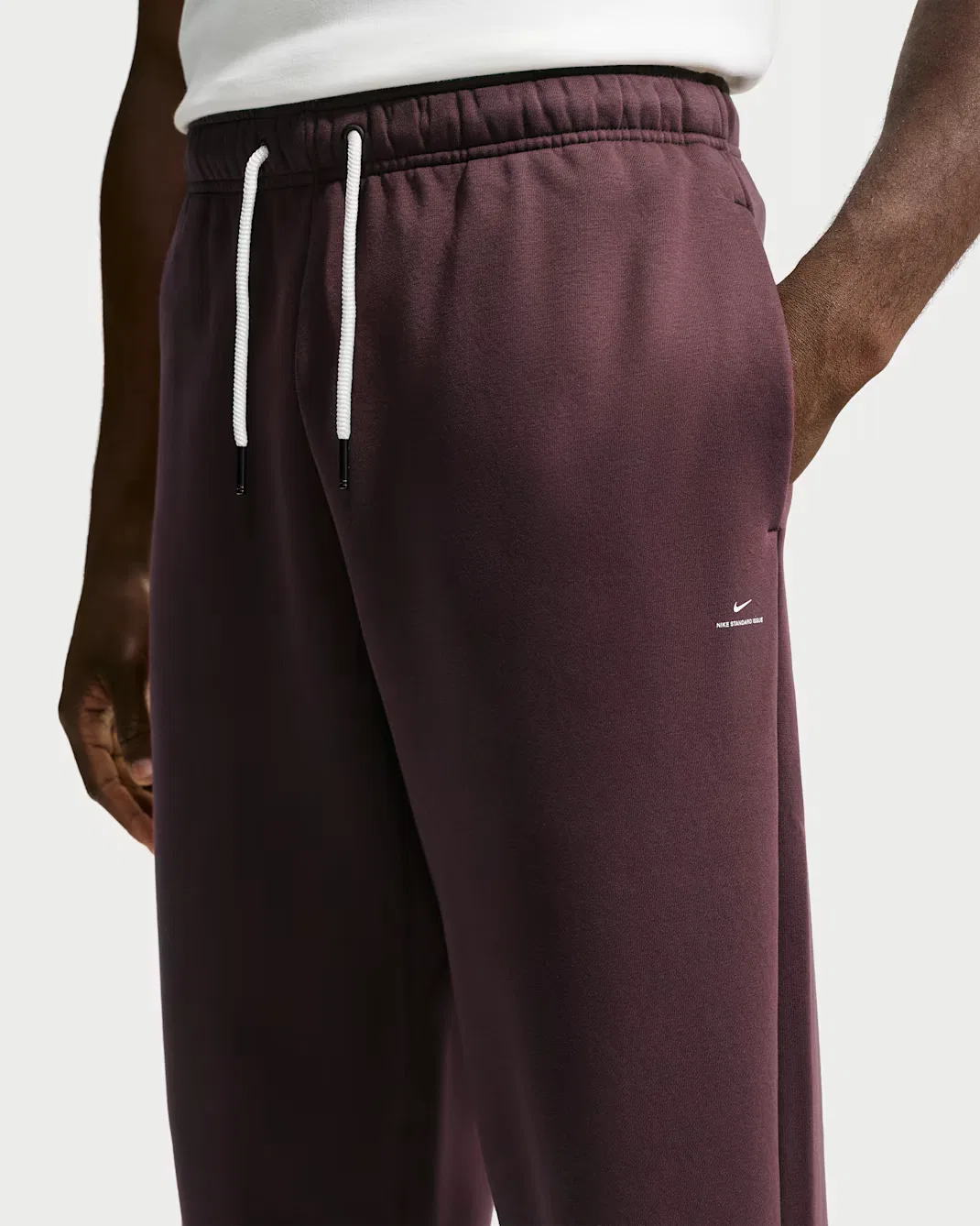 Мужские баскетбольные брюки Therma-FIT с начесом и открытым низом Nike Standard Issue, Burgundy Crush/Pale Ivory — фото 2