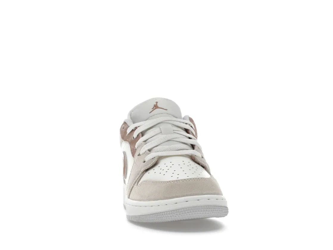 Детские кроссовки с низким верхом Jordan 1 Low SE, Legend Light Brown/Sail/Neutral Grey/Archaeo Brown — фото 2