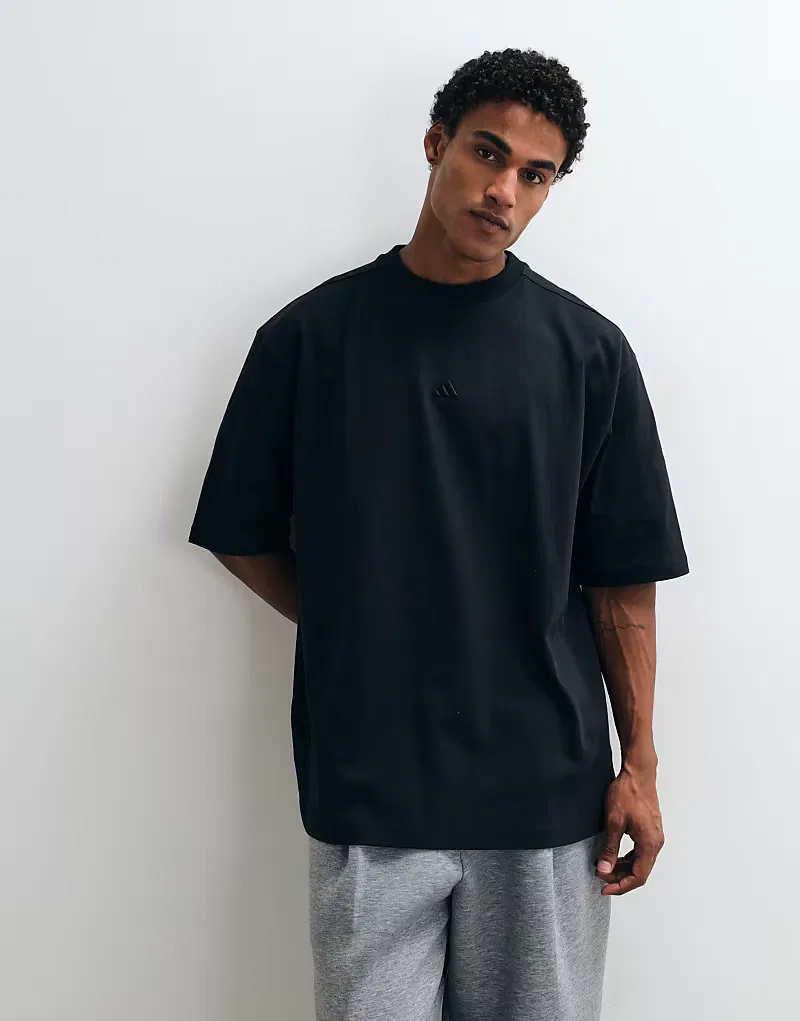 Футболка Adidas Originals оверсайз с небольшим центральным логотипом, черный