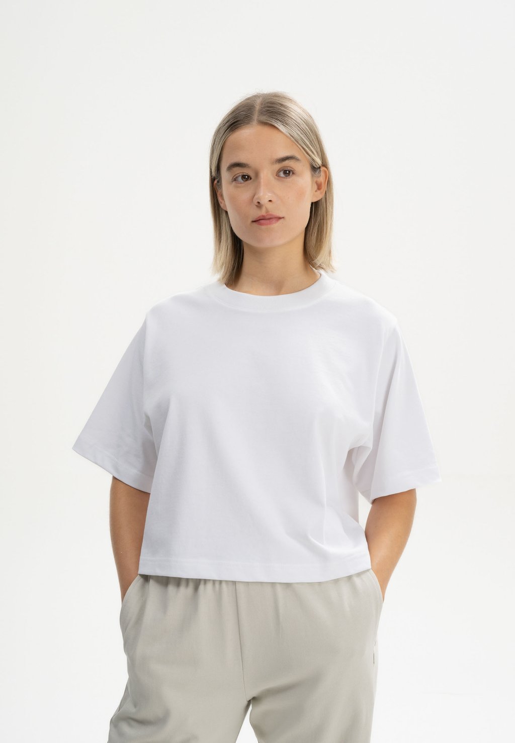 

Базовая футболка CROPPED JOSHNA MELA, белый