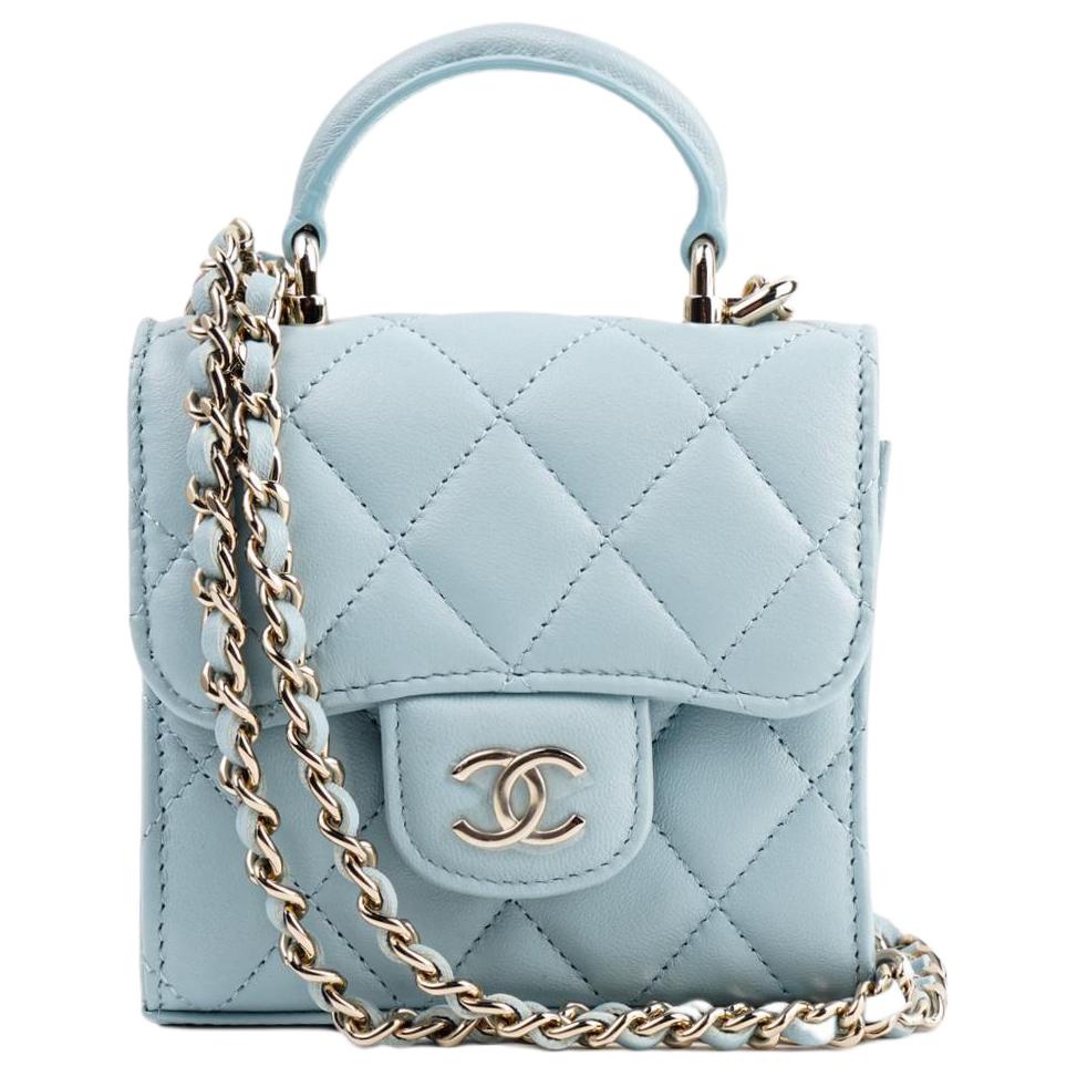 

CHANEL Сумка женская из овчины с золотистой фурнитурой нежно-голубого цвета
