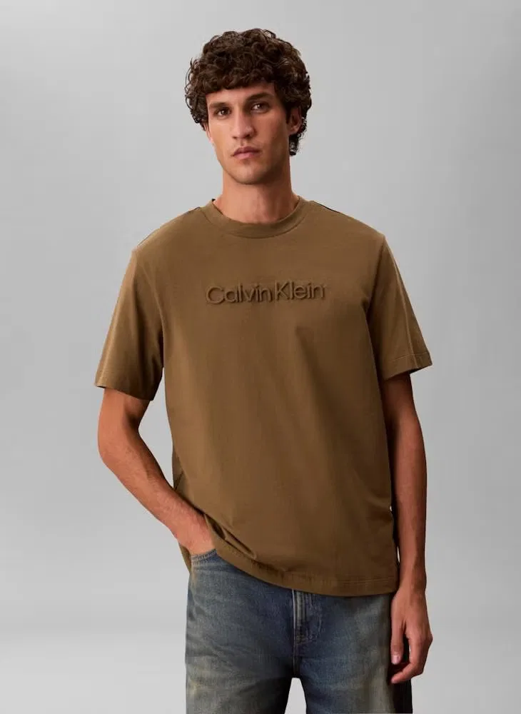 Футболка с фактурным логотипом и круглым вырезом Calvin Klein, каперсовый