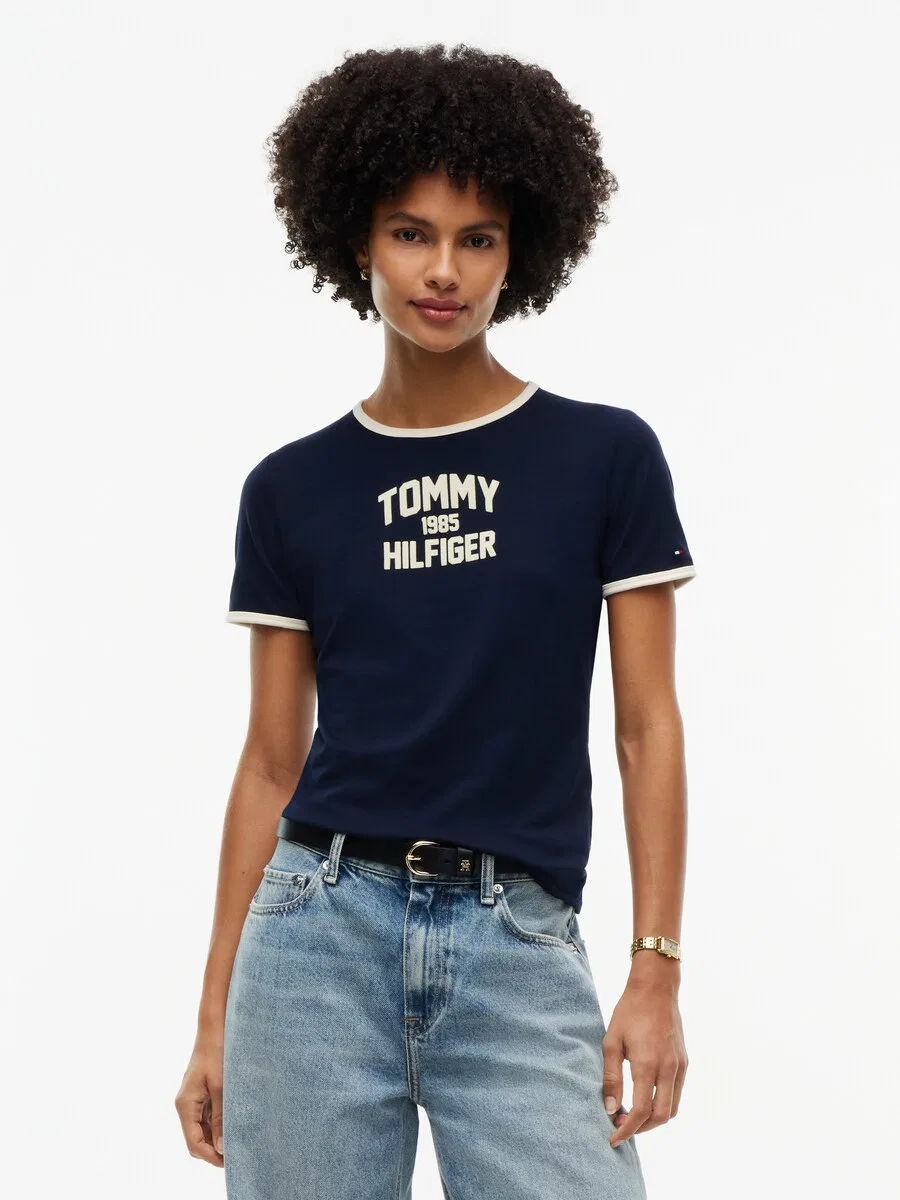 Футболка TOMMY HILFIGER 'Varsity' темно-синего цвета — фото 2