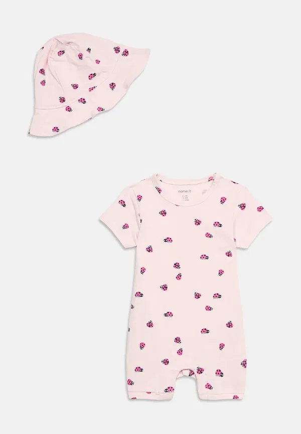 Комплект из футболки и шорт с принтом Nbfvandora sunsuit box set - hat Name It, Light Pink, светло-розовый — фото 3