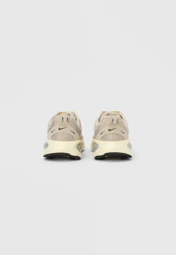 Кроссовки для бега по бездорожью с защитой от холода Vomero 18 Nike Performance, cream, gold-coloured, coconut milk, smoke grey, серый/кремовый — фото 3