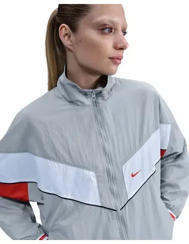 Женская куртка Nike, Wolfgrau/Hellkrimirot/Wolfgrau — фото 2