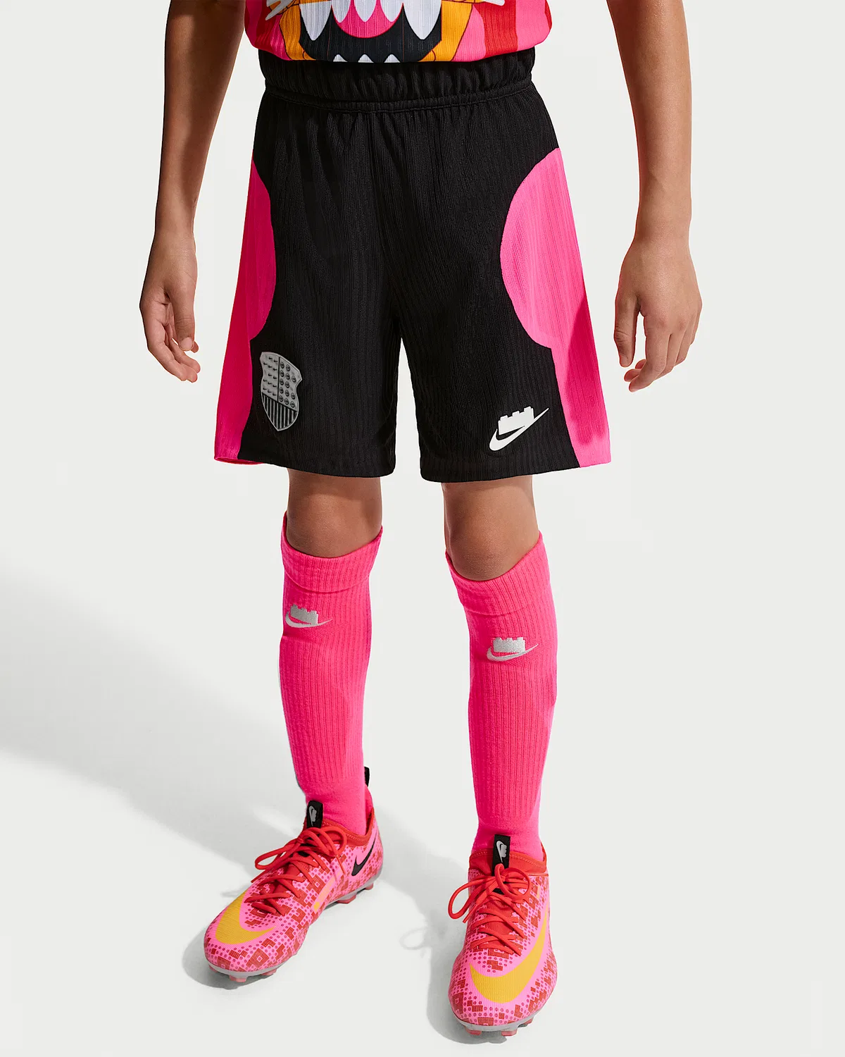 Детские футбольные шорты Aero-FIT Nike x LEGO® Collection, Black/Hyper Pink/Hyper Pink — фото 2