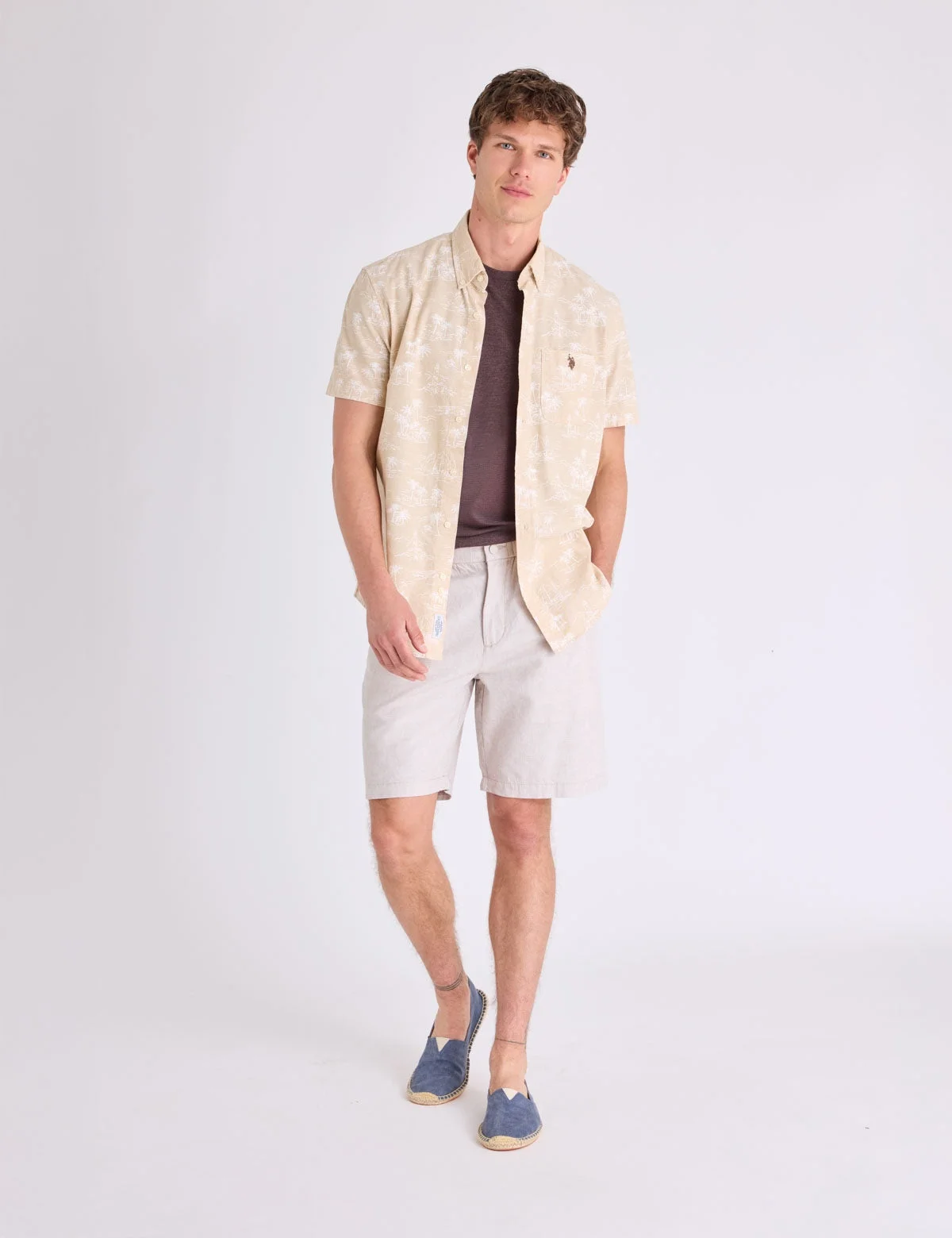 Мужская рубашка U.S. Polo Assn. Short Sleeve Slub Chambray Palm Print, хаки — фото 2