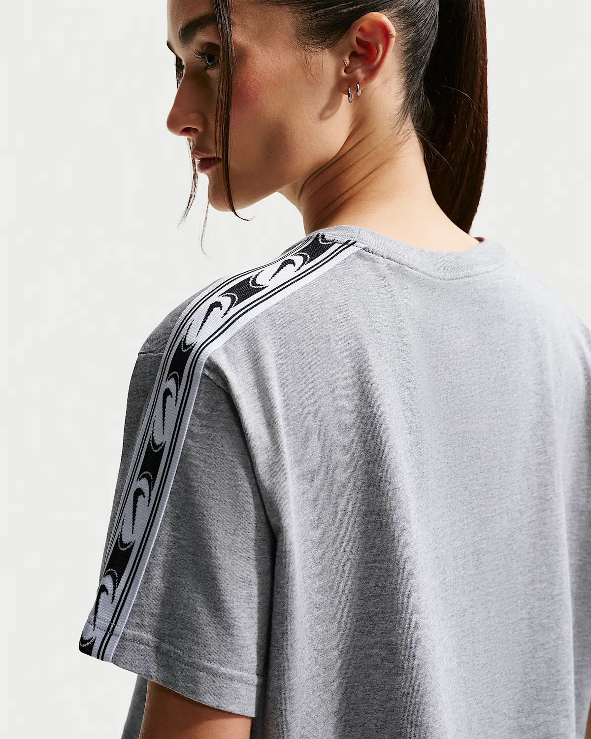 Женская свободная укороченная футболка Nike Sportswear Classic, Dark Grey Heather — фото 2