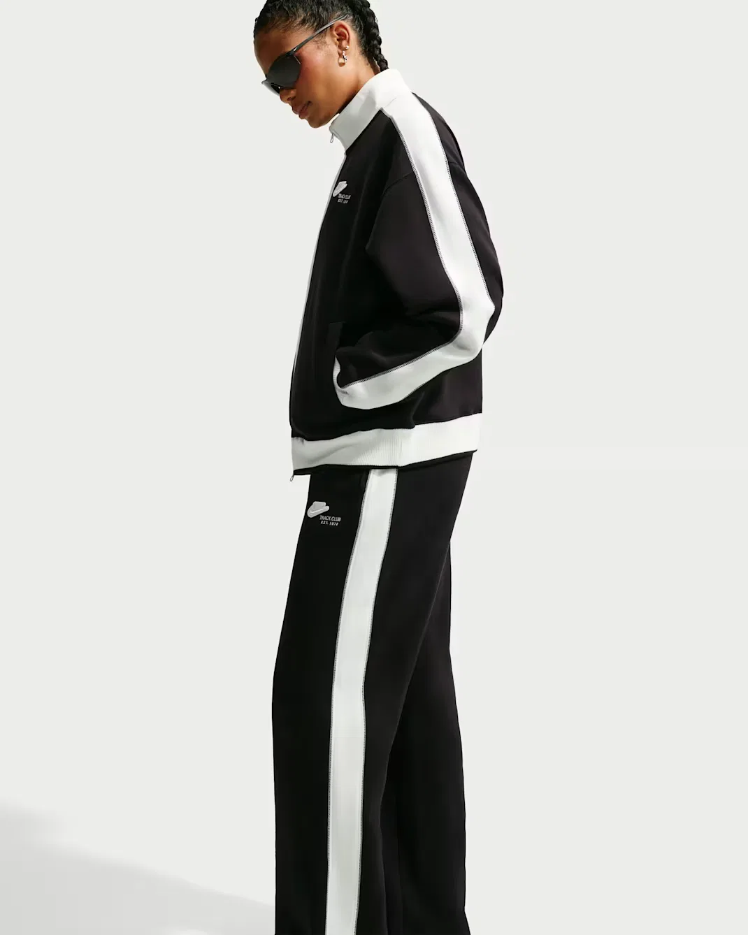 Женские спортивные брюки со средней посадкой Nike Studio Fleece Medium Weight "Nike Run Club", Total Black/Sail/Total Black — фото 4