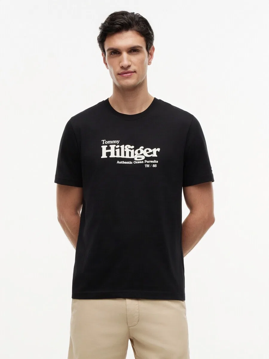 Футболка TOMMY HILFIGER с графическим логотипом, черная — фото 3