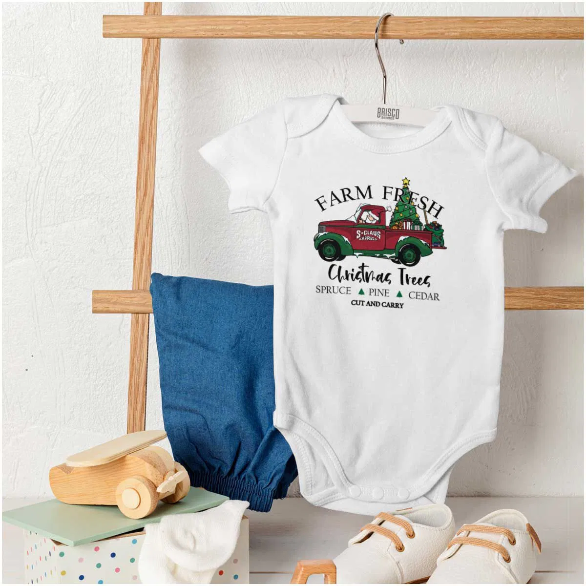 Детское боди-комбинезон с принтом Farm Fresh Christmas Tree Truck Brisco Brands, White — фото 4