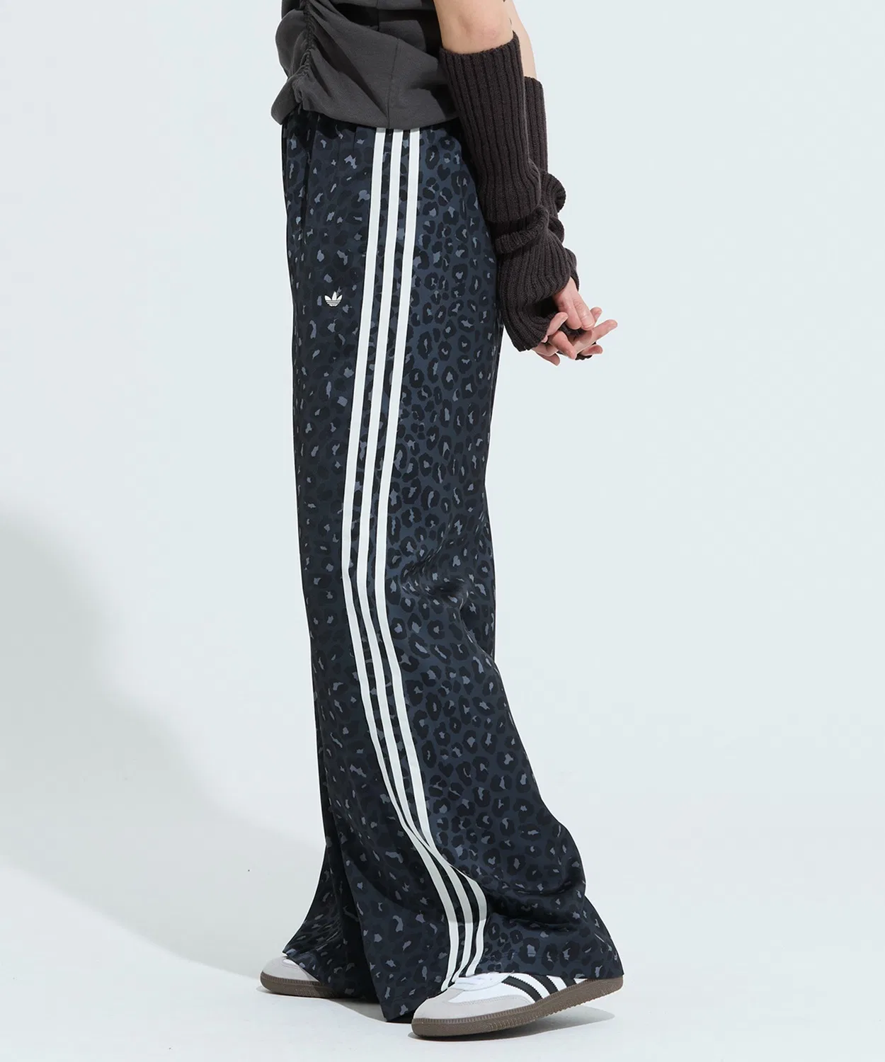 Женские широкие брюки из полиэстера с анималистичным принтом, Adidas Originals, Grey — фото 2