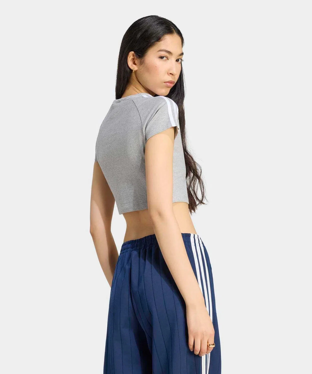 Женская футболка с коротким рукавом, облегающая, модель SST Baby Tee Adidas, Grey — фото 2