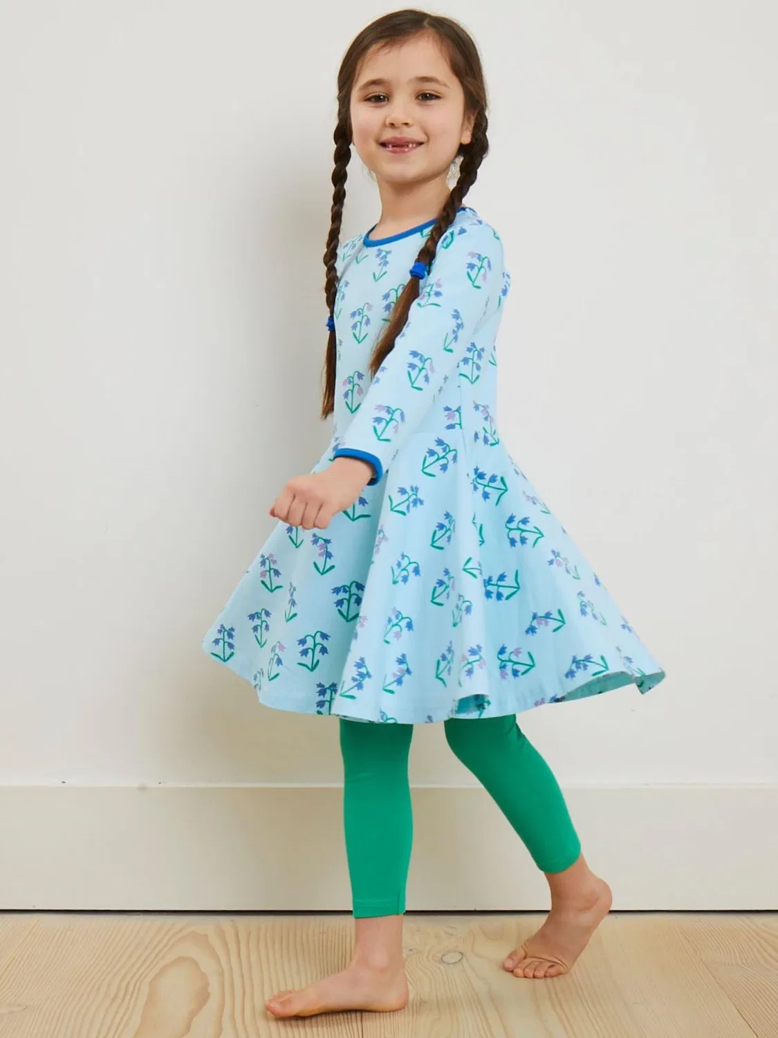Платье Toby Tiger Bio-Baumwoll Kinder Skaterkleid langarm mit Frühlings-Druck небесно-голубого цвета — фото 3