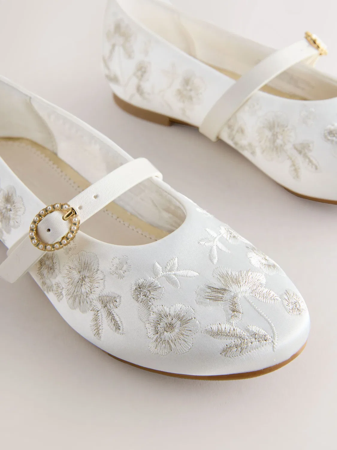 Туфли Мэри-Джейн с вышивкой White Embroidered Stain Resistant Satin Mary Jane Occasion Shoes Next, белый — фото 3
