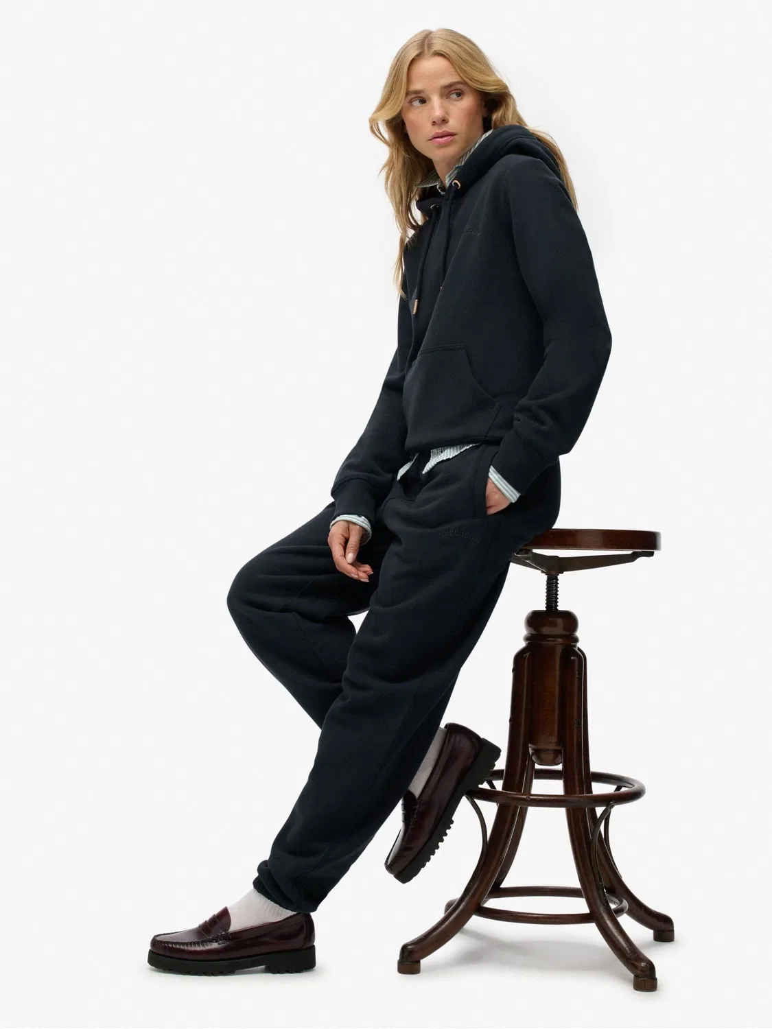Джоггеры tapered fit Essential Logo Superdry, синий