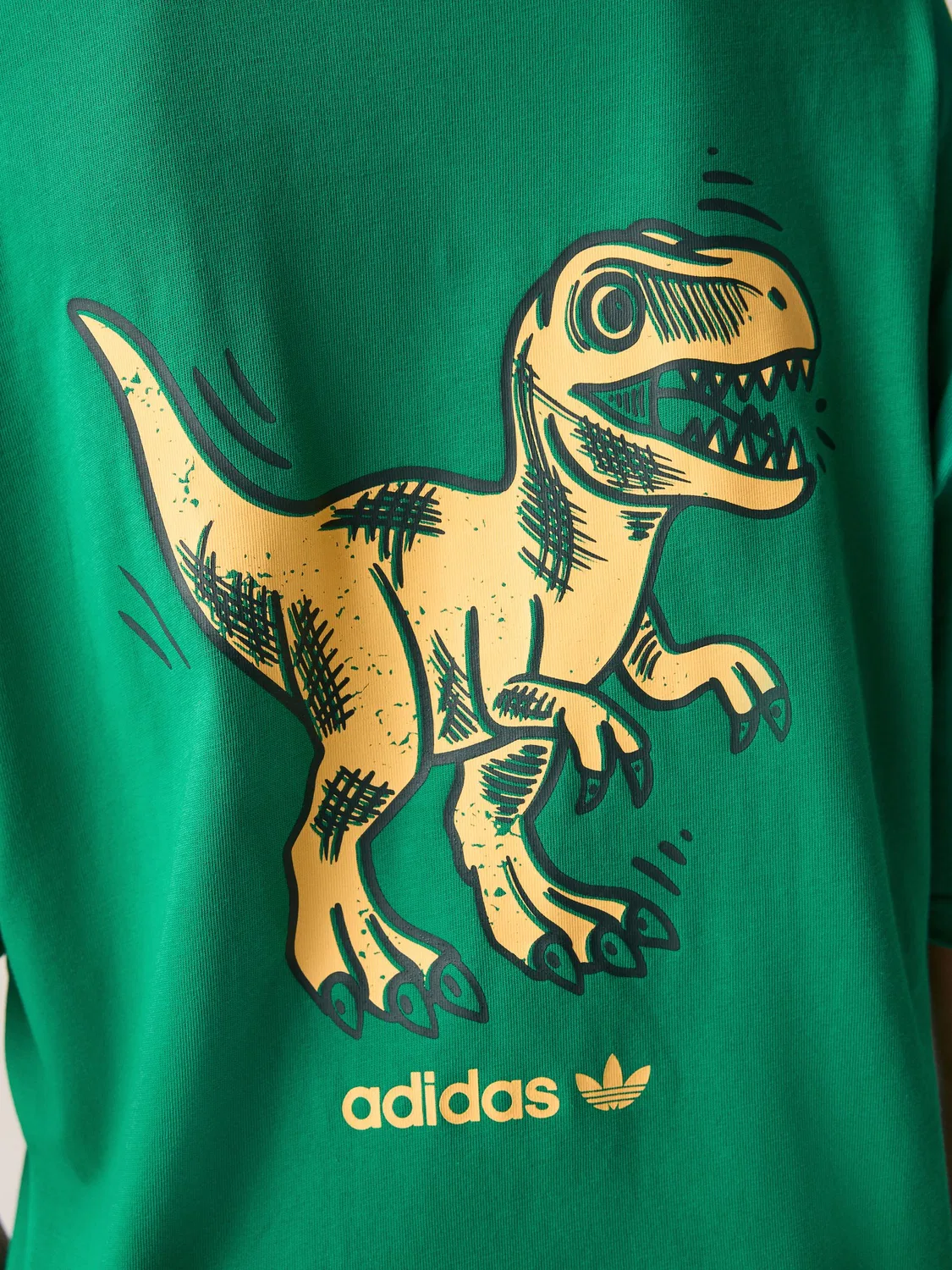 Футболка с динозавром adidas Originals, зеленый — фото 4
