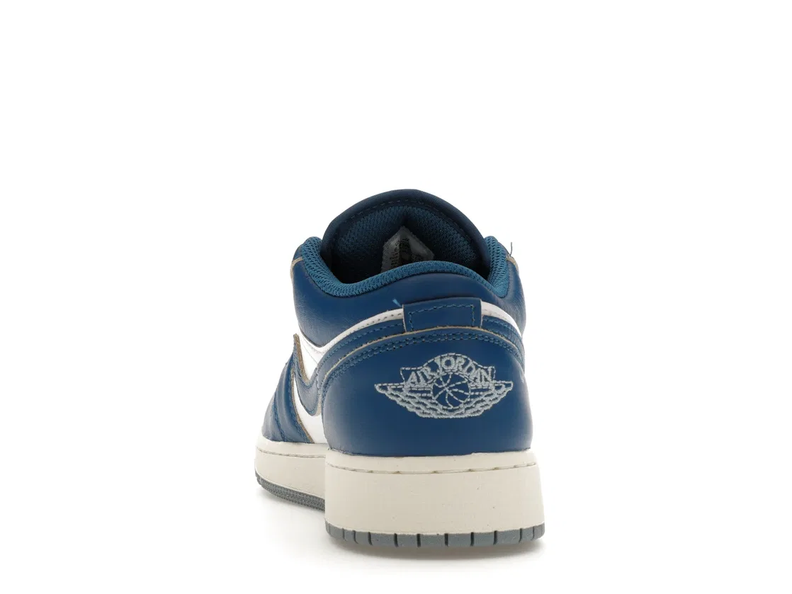 Детские кроссовки с премиальными материалами Jordan 1 Low SE Industrial Blue (GS) Jordan, White/Blue Grey/Sail/Industrial Blue — фото 4