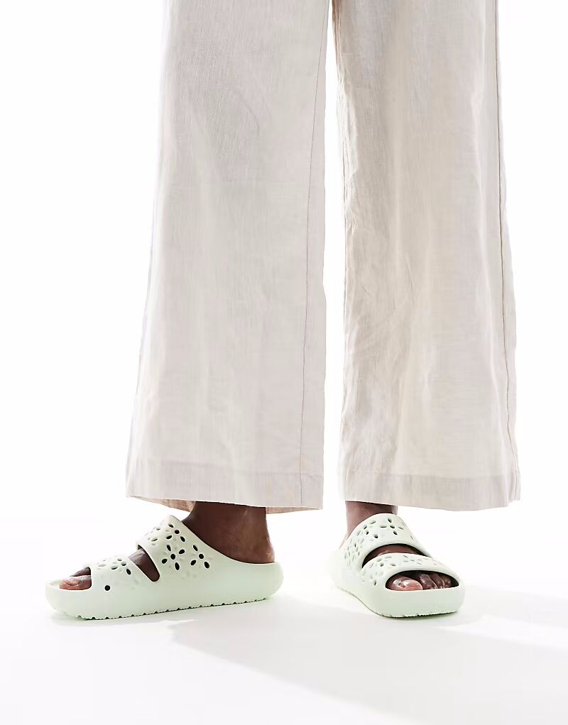 Сандалии Crocs Classic с цветочным узором в нефритовом оттенке — фото 3
