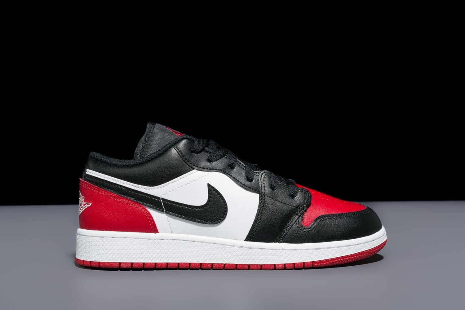 Детские кроссовки Jordan Air 1 Low (для подростков), белый/черный/красный — фото 2