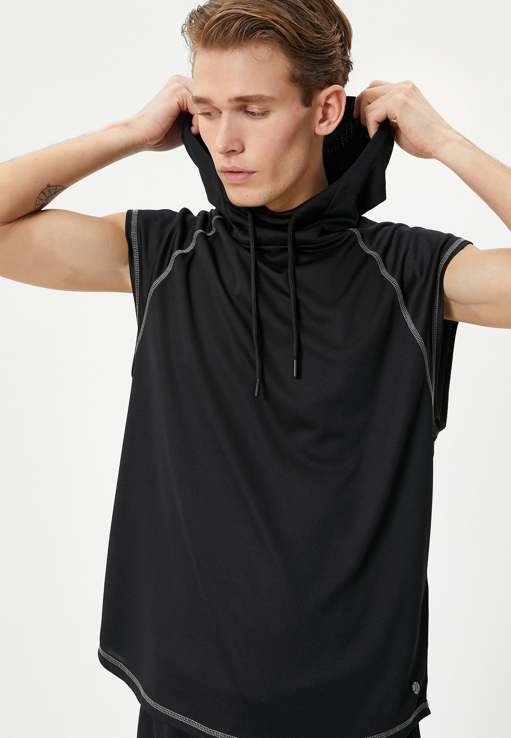 

Футболка с принтом HOODED Koton, черный