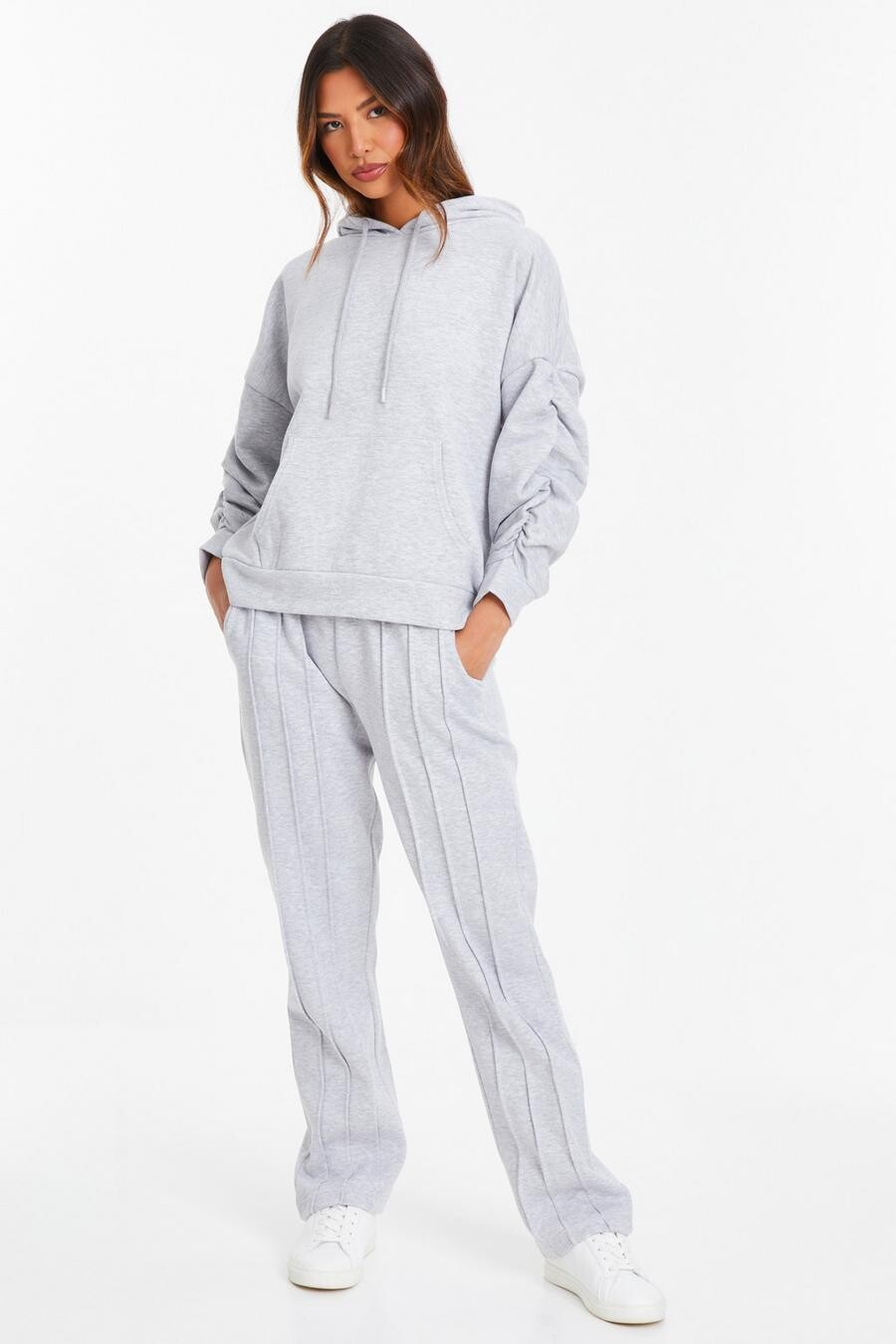 

Серые широкие брюки-джоггеры QUIZ Clothing