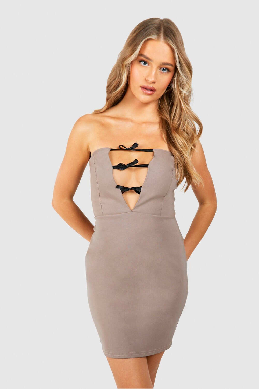 

Бенгалинское мини-платье с глубоким вырезом и бантом boohoo, бежевый