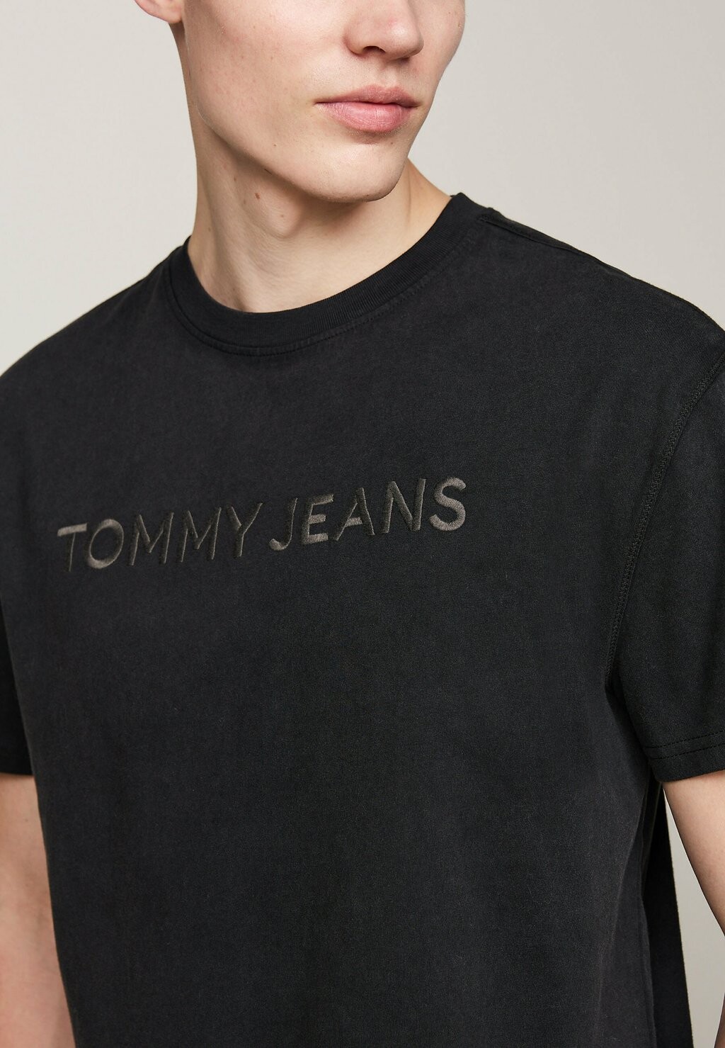 

Футболка с принтом TJM REG GD NEW TEE Tommy Jeans, черный