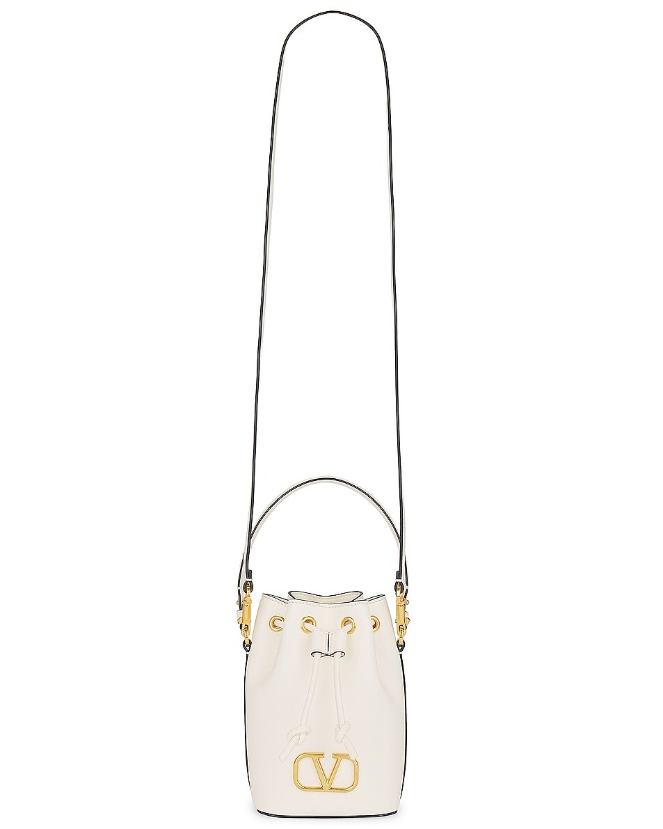 

Сумка Valentino Garavani V Logo Signature Mini Bucket, слоновая кость
