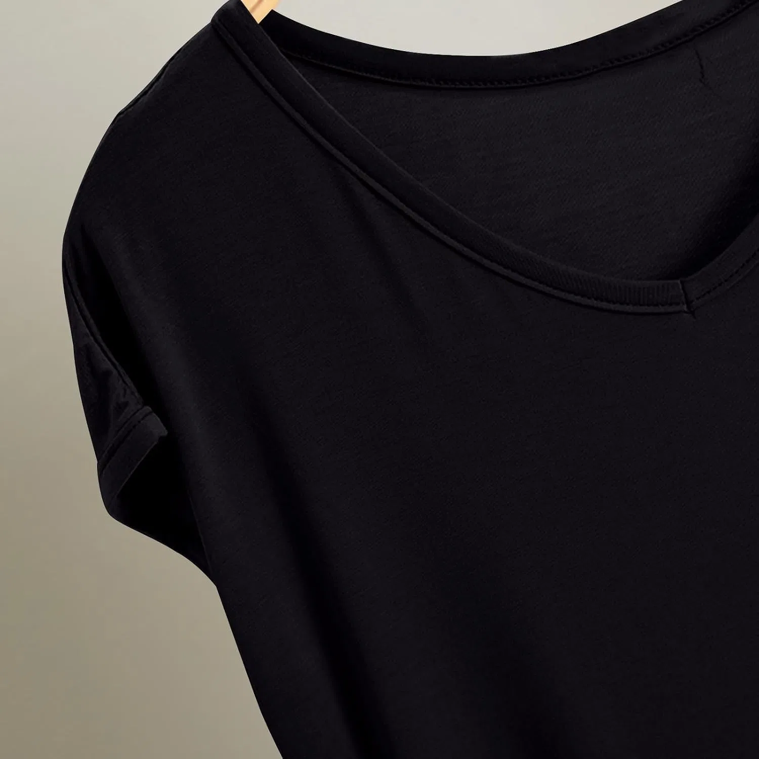 Женская футболка с V-образным вырезом Activewear, Black — фото 4