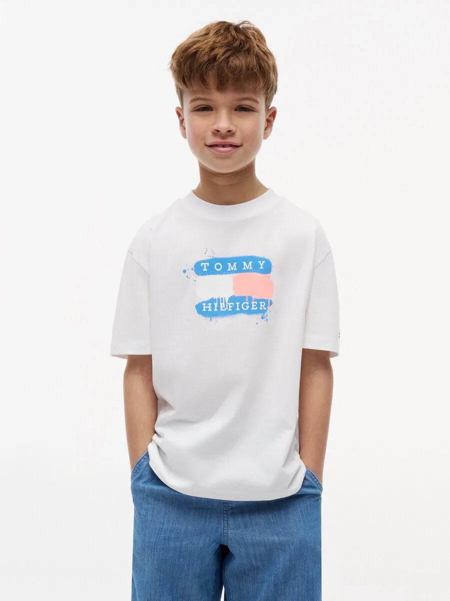 Футболка TOMMY HILFIGER 'Flag Graffiti' белого цвета — фото 2