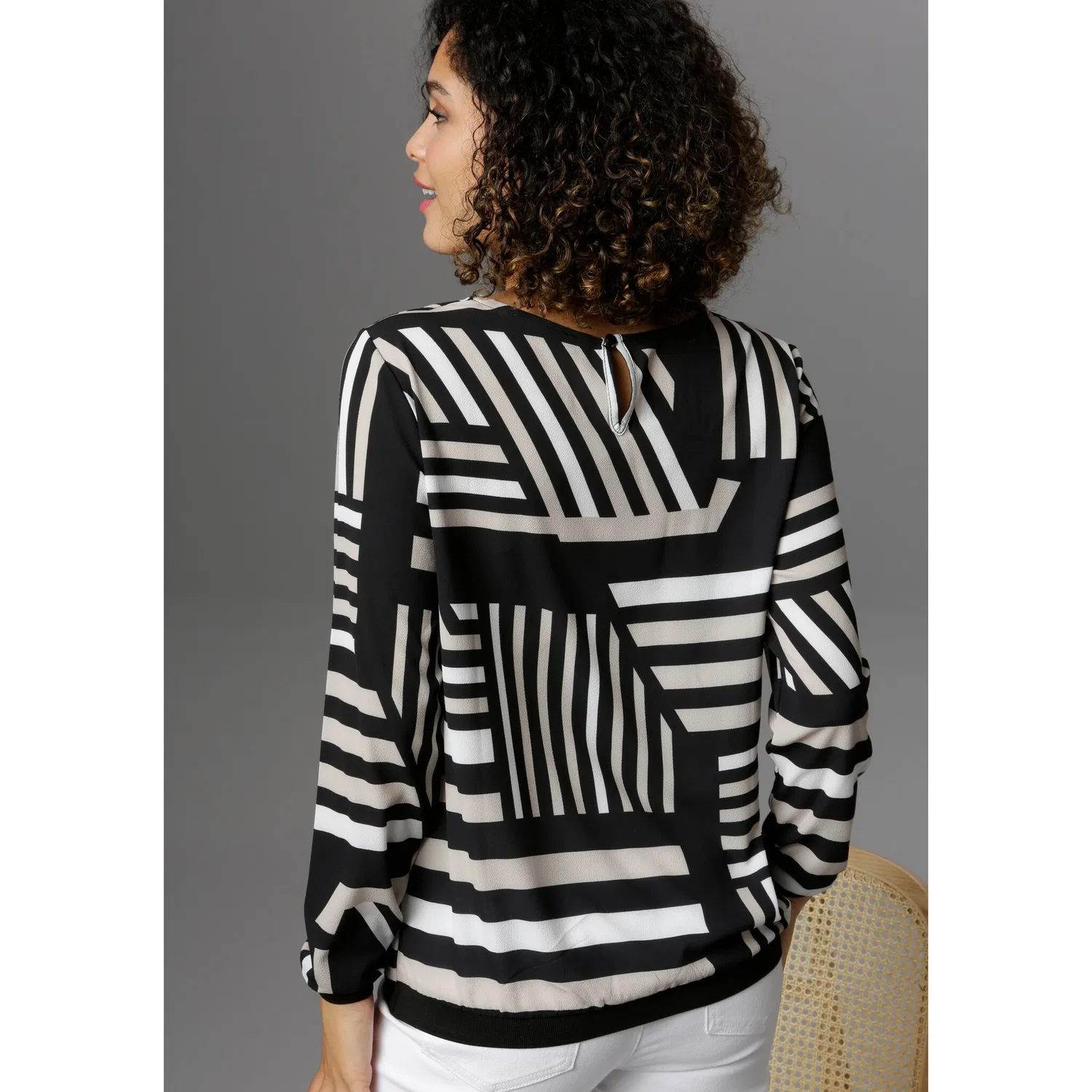 Женская блуза свободного кроя с графическим узором Aniston SELECTED, Black/Off-White/Beige — фото 2