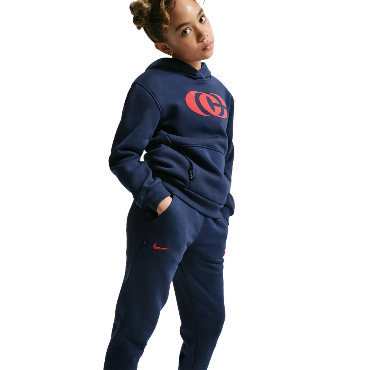 Брюки для мальчиков Caitlin Clark Essentials Fleece Nike, цвет Midnight Navy/University Red/University Red — фото 3