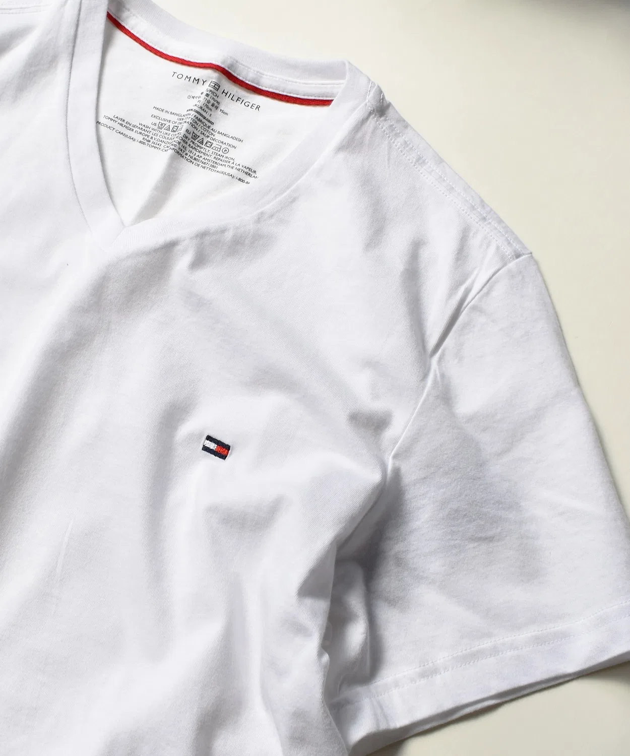 Мужская футболка с V-образным вырезом с вышивкой флага TOMMY HILFIGER, Белый