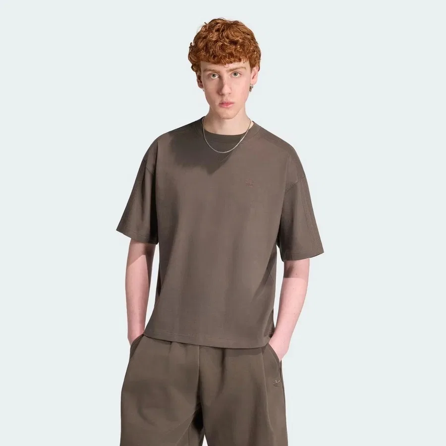 Мужская футболка свободного кроя с принтом Premium Essentials adidas, Коричневый