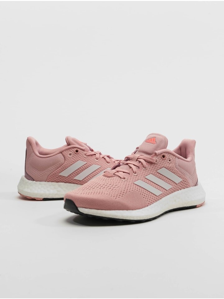 

Кроссовки на шнуровке adidas, цвет wonder mauve