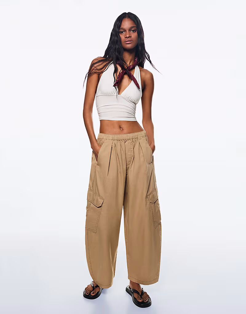 

Брюки-карго Bershka из хлопка в стиле бочкообразный бежевый цвет