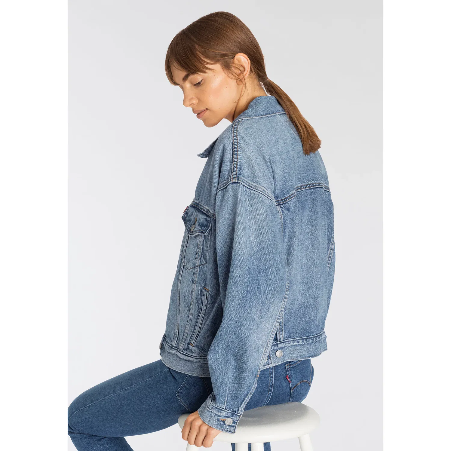 Женская джинсовая куртка оверсайз с отложным воротником Levi's, Medium Blue — фото 2