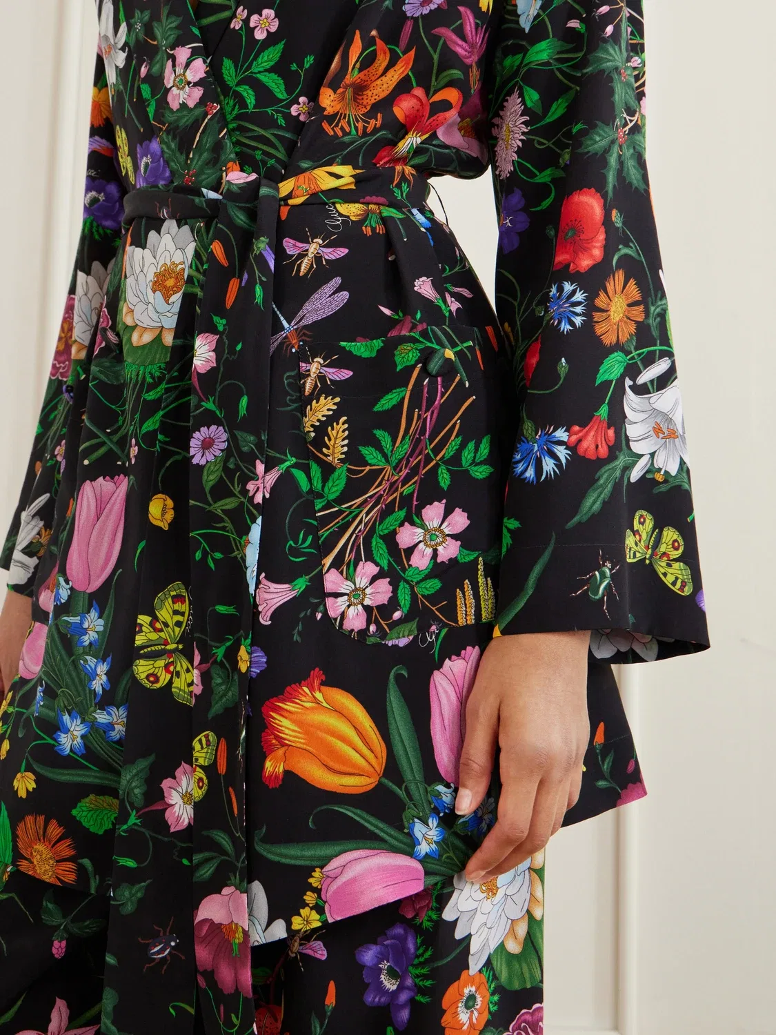 Блузка из шелкового твила с принтом Flora Gucci, черный — фото 4