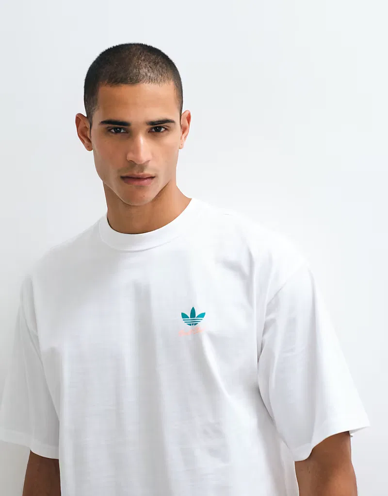 Футболка Adidas Originals с принтом в виде открытки на спине, белая — фото 3