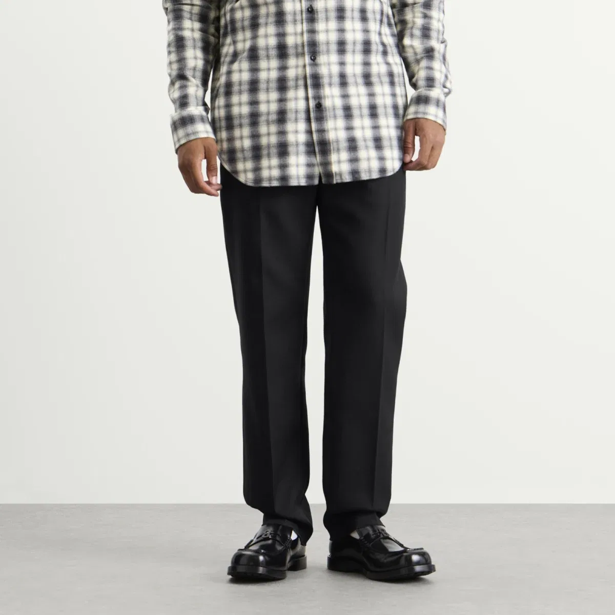 Брюки классические из шерстяной габардиновой ткани Wool Gabardine Tailored Trousers Balenciaga, Black — фото 2