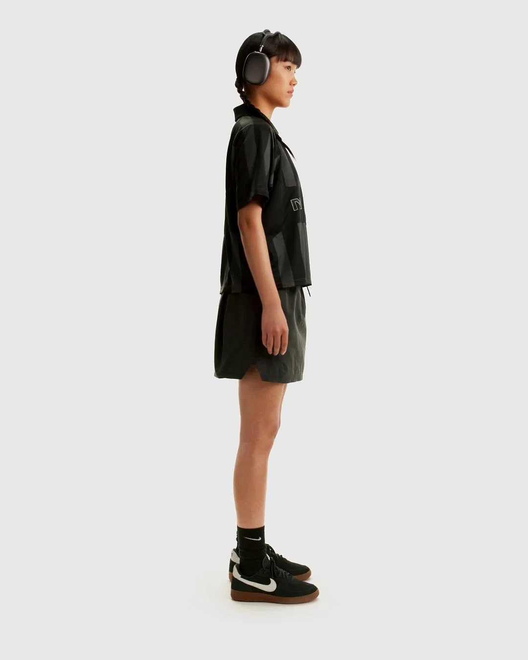 Женская футболка с V-образным вырезом и полосатым принтом Nike Sportswear, Black — фото 2
