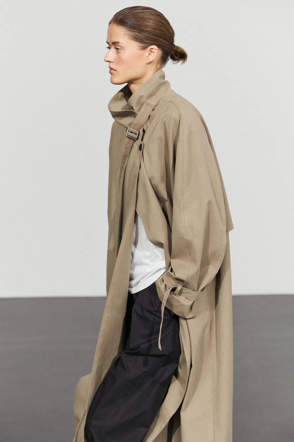 Длинный тренч Massimo Dutti Coat With Buckle Detail, бежевый — фото 3